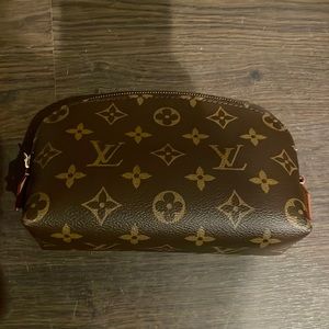 Lv pouch *authenticated*